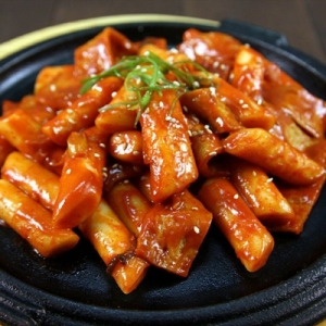 cach-lam-banh-gao-cay-tteokbokki-han-quoc.jpg