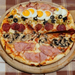 Pizza_with_various_toppings.jpg