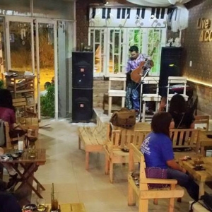 Dolly Acoustic Cafe4.jpg