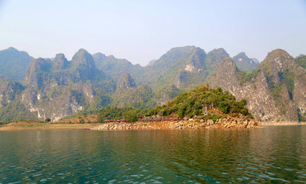 Du lịch lòng hồ thủy điện Sơn La