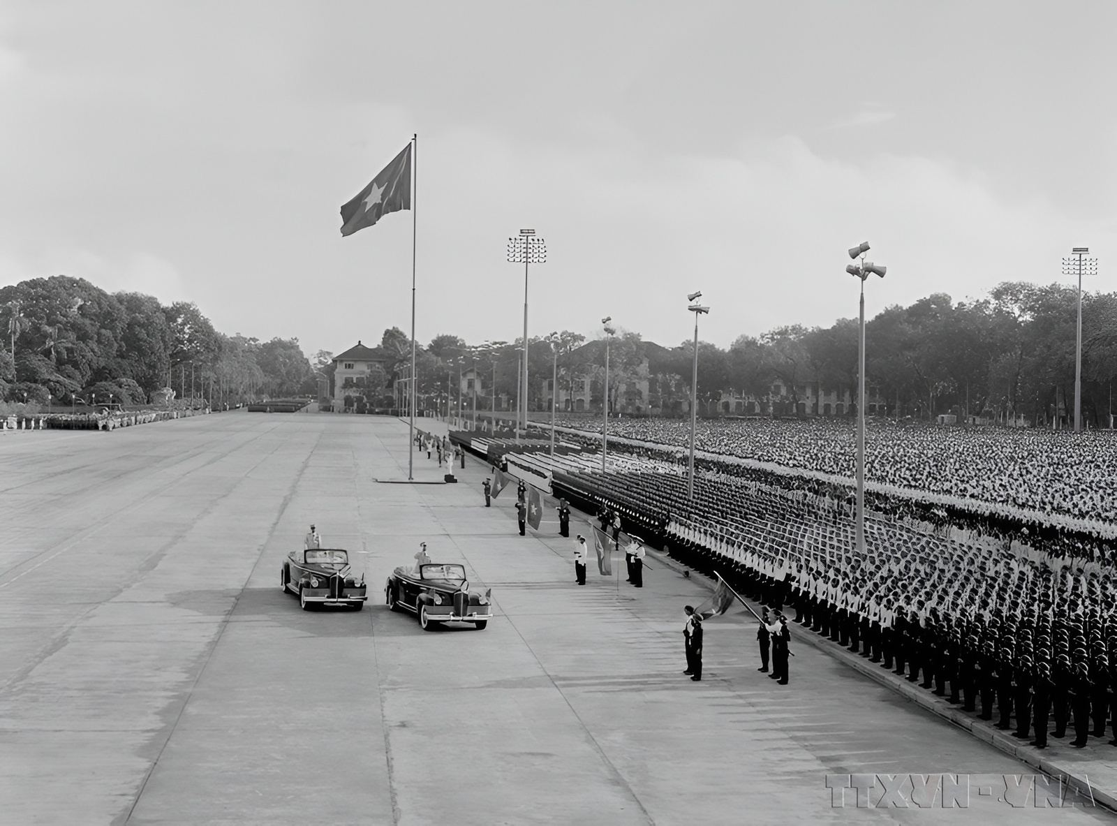 Lễ duyệt binh thống nhất đất nước đầu tiên 1975