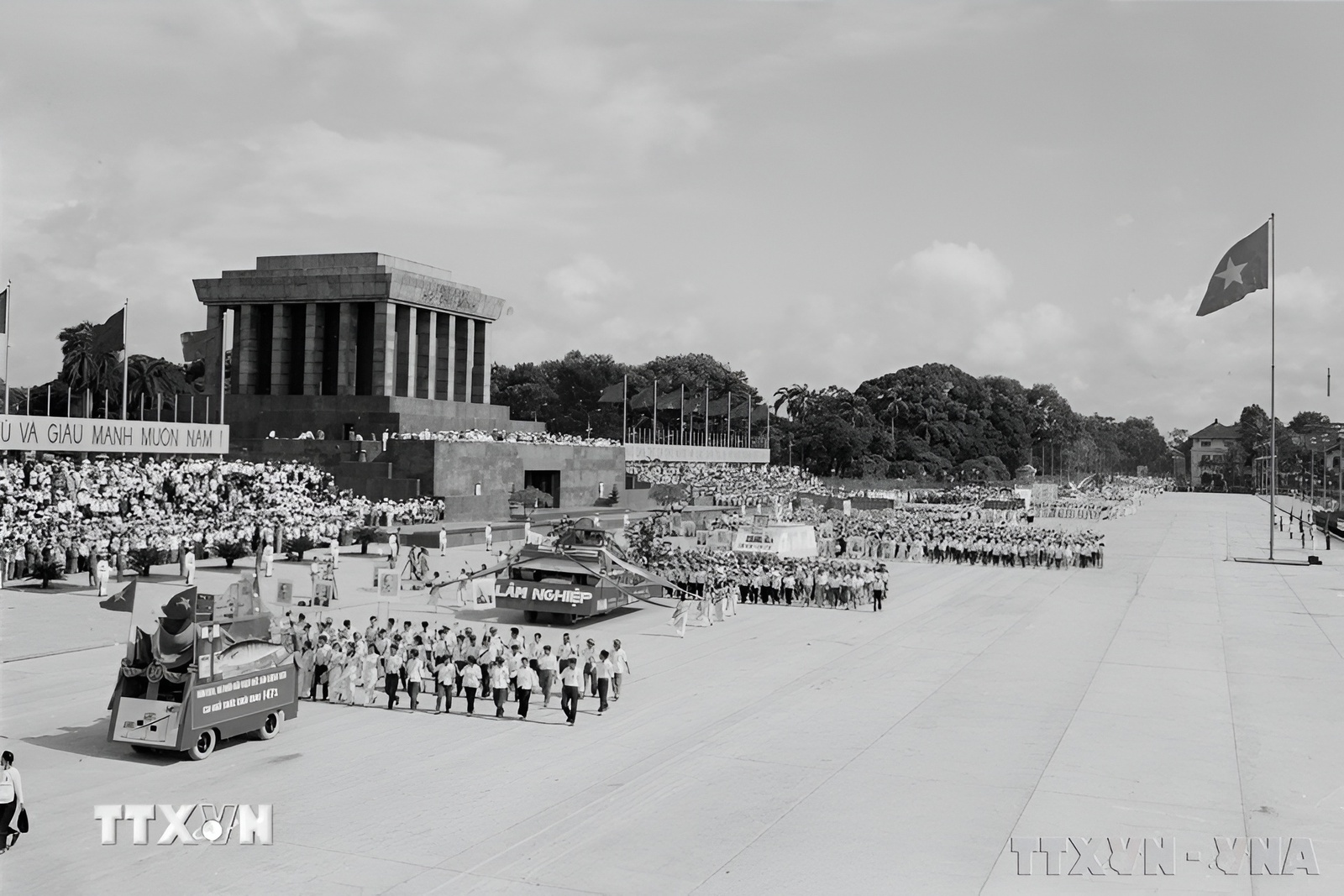 1975 - Lễ duyệt binh thống nhất đất nước đầu tiên