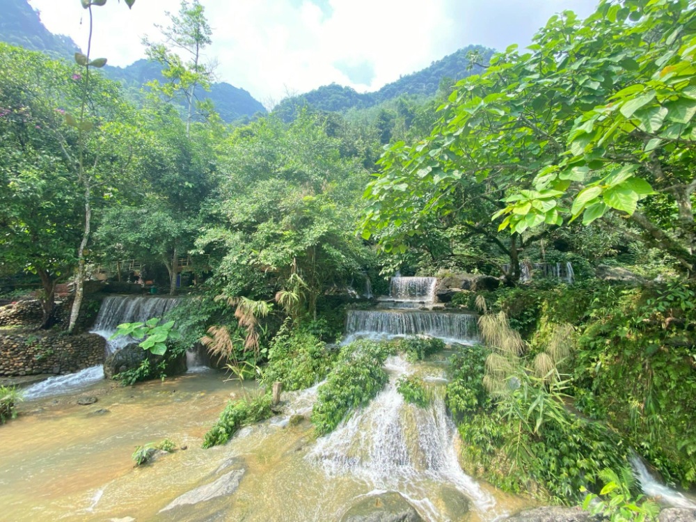 Hang Phượng Hoàng - Suối Mỏ Gà